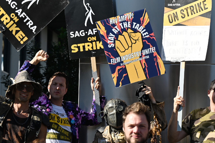 미국 할리우드 배우·방송인 노동조합(SAG-AFTRA) 회원들이 6일(현지시간) 캘리포니아주 로스앤젤레스에서 파업 시위를 벌이고 있다.