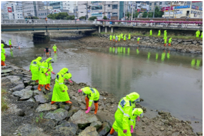 지난 7월 경남 거제에서 부모가 영아를 살해하고 유기한 시신을 찾기 위해 경찰이 인근 하천을 수색 중인 장면. 경남경찰청 제공