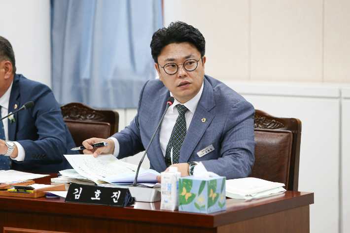 김호진 전남도의원이 전남도 여성가족정책관실 행정사무 감사에서 "모든 위원회에 여성 참가를 확대해야 한다"고 지적했다. 전남도의회 제공