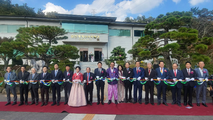 수석·정원박물관 개관식에서 테이프 커팅을 준비하고 있다. 순천 세계 수석 박물관 제공