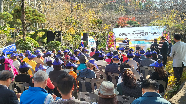 박병선 관장이 인사말을 하고 있다. 순천 세계 수석 박물관 제공