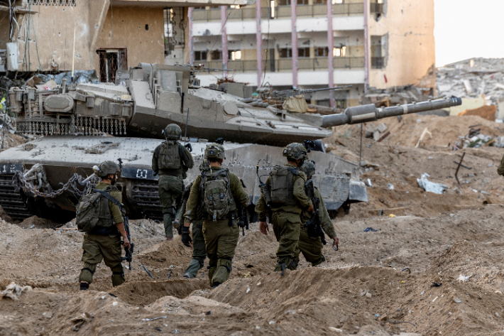 팔레스타인 무장 정파 하마스 소탕을 위한 지상전에 투입된 이스라엘 군인들이 8일(현지시간) 가자지구 북부에서 잔해를 헤치며 걷고 있다. 연합뉴스