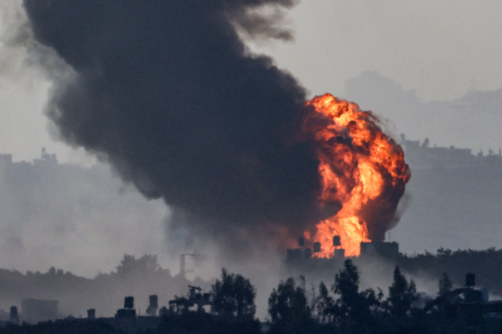 8일(현지시간) 이스라엘 남부 국경 너머의 가자지구 북부에서 이스라엘군 폭격으로 불기둥이 치솟고 있다. 연합뉴스