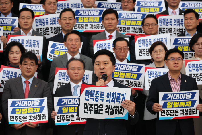 국민의힘 김기현 대표가 9일 국회 본청 앞 계단에서 열린 '탄핵 남발 민주당 규탄대회'에서 규탄사를 하고 있다. 연합뉴스