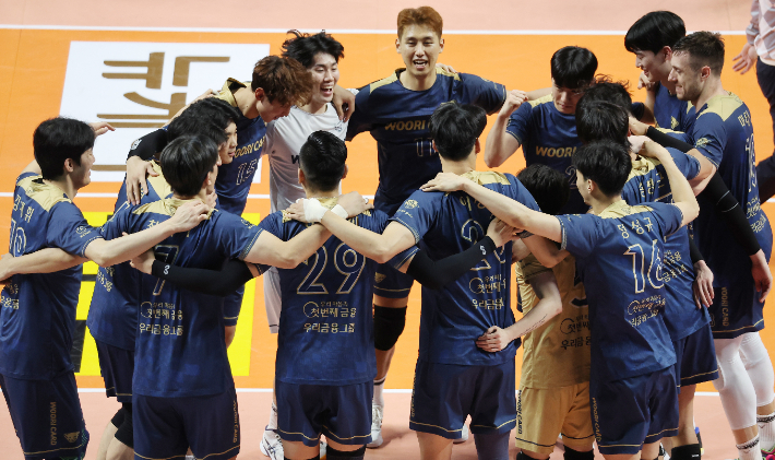 9일 서울 장충체육관에서 열린 프로배구 한국전력의 경기에서 승리한 우리카드 선수들이 기뻐하고 있다. 연합뉴스