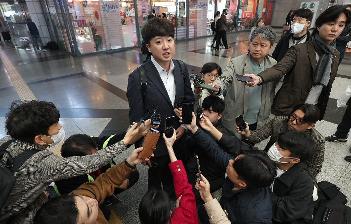 취재진 질문에 답변하는 이준석     (대구=연합뉴스) 윤관식 기자 = 이준석 전 국민의힘 대표가 9일 동대구역에서 취재진의 질문에 답하고 있다. 2023.11.9     psik@yna.co.kr (끝)   연합뉴스