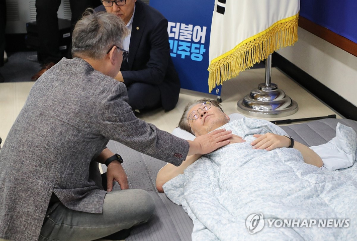 (서울=연합뉴스) 한상균 기자 = 15일 단식 투쟁 16일차인 더불어민주당 이재명 대표가 국회 당대표실에서 조응천 의원을 만나고 있다. 2023.9.15 [공동취재] xyz@yna.co.kr 연합뉴스