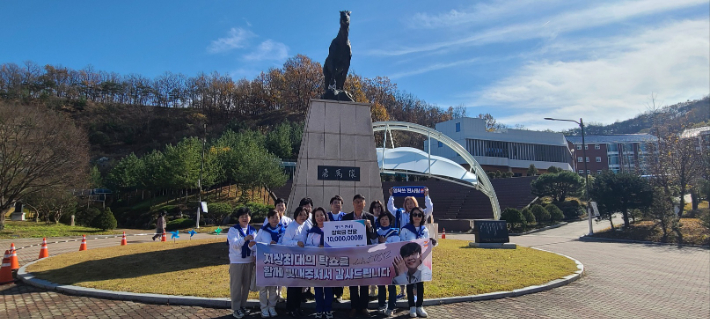 영탁 팬클럽인 '영탁쓰 찐사랑'이 영탁의 모교인 안동고에 학교발전기금을 전달했다. 안동시 제공