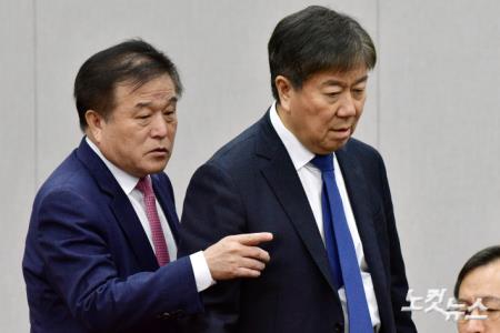 김대기 대통령실비서실장(오른쪽)과 이진복 정무수석이 10일 서울 여의도 국회에서 열린 운영위원회 전체회의에서 대화를 하고 있다.