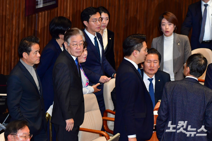 더불어민주당 이재명 대표와 의원들이 9일 서울 여의도 국회에서 열린 제410회 국회(정기회) 제11차 본회의에서 퇴장하는 국민의힘 의원들을 바라보며 논의를 하고 있다. 윤창원 기자