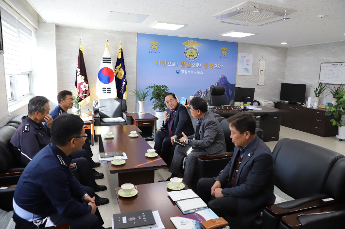 10일 강원북부교도소를 방문해 속초시의 입장을 전달하고 있는 이병선 시장. 속초시 제공