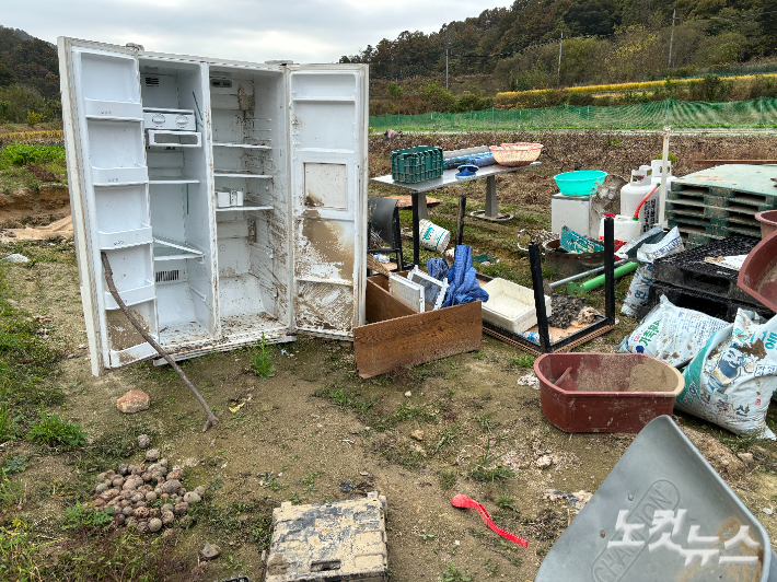 밭에 덩그러니 놓여있는 냉장고와 집기류. 김미성 기자