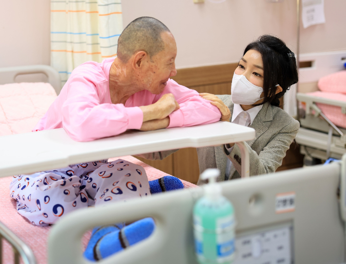김건희 여사가 7일 오후 전남 고흥 국립소록도병원을 방문, 환자들을 위로하고 있다. 대통령실 제공. 
