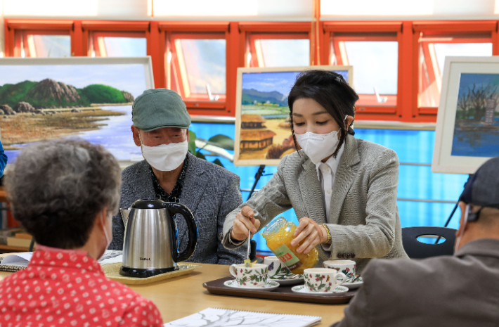 김건희 여사가 7일 오후 전남 고흥 국립소록도병원을 방문, 환자·의료진에게 전달하기 위해 만든 유자청을 직접 타주고 있다. 대통령실 제공. 