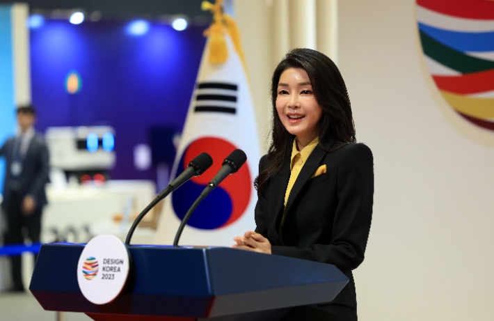 김건희 여사가 1일 서울 강남구 코엑스에서 열린 디자인코리아 2023 개막식에서 축사를 하고 있다. 대통령실 제공.