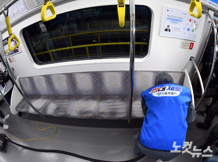 전국 곳곳에서 빈대 출현 신고가 잇따르고 있는 가운데 9일 오후 서울 강서구 지하철 9호선 김포한강차량기지에서 방역업체 관계자들이 진공청소기와 고열스팀 및 약품 등을 이용한 지하철 내 방역작업을 벌이고 있다. 황진환 기자