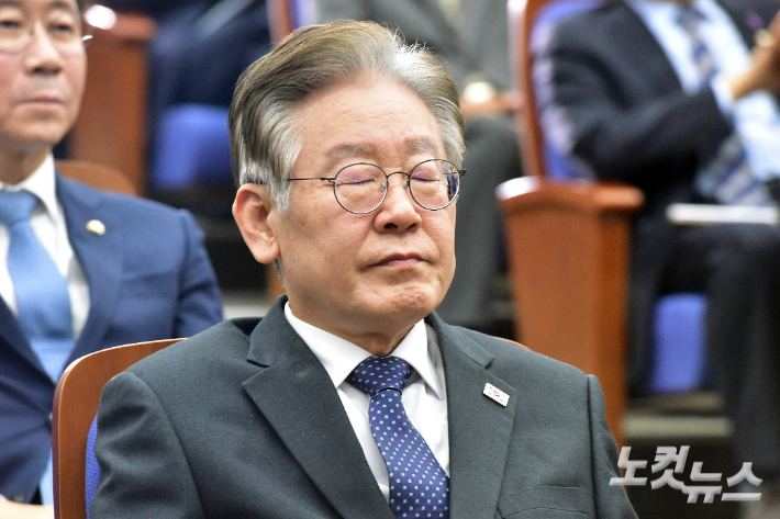 더불어민주당 이재명 대표가 의원총회에서 눈을 감고 생각에 잠겨있다. 윤창원 기자 