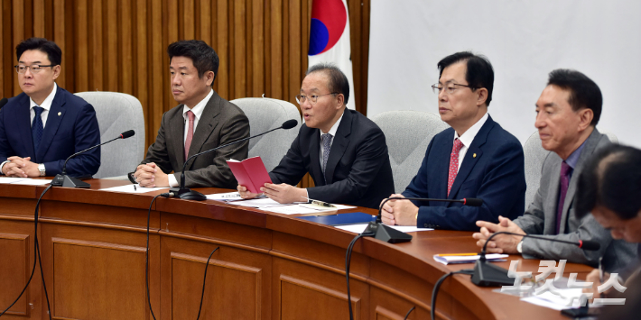 국민의힘 윤재옥 원내대표가 원내대책회의에서 모두발언을 하고 있다. 윤창원 기자