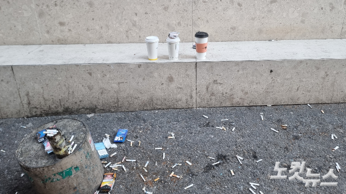 13일 서울 강남역 인근 골목에 일회용 종이컵들이 나란히 버려져 있다. 민소운 기자