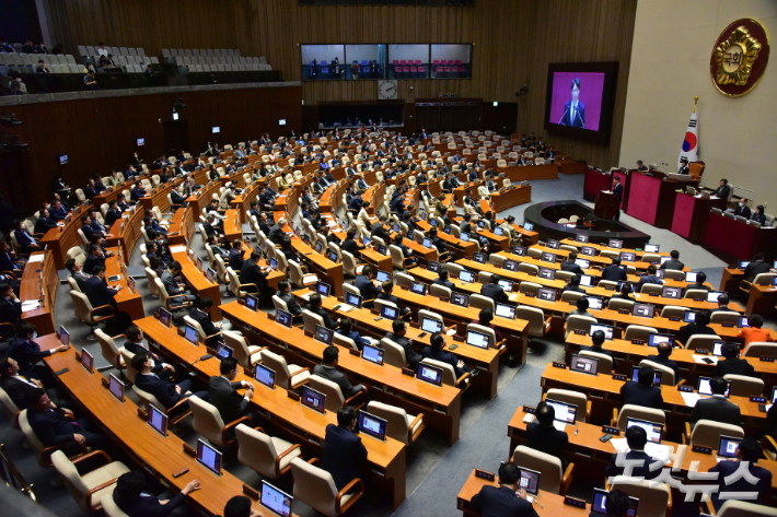 10일 서울 여의도 국회 본회의장에서 열린 제405회국회(임시회) 제1차 국회의원 선거제도 개선에 관한 결의안 심사를 위한 전원위원회에서 더불어민주당 이탄희 의원이 발언을 하고 있다. 윤창원 기자