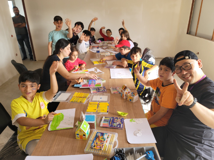 아이프칠드런 튀르키예 국제 예술나눔 현장프로그램 수업에 참여 중인 아이들이 즐거워 하고 있다. 아이프칠드런 제공 
