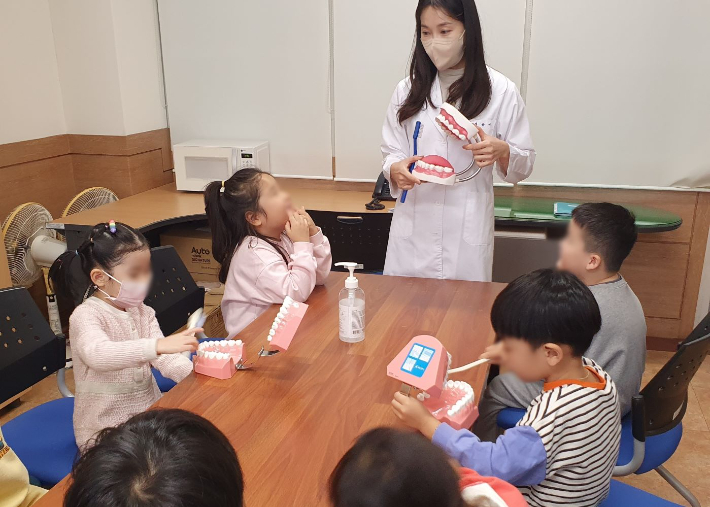 어린이집 아동을 대상으로 한 구강보건 교육이 이뤄지고 있다. 광양시 제공