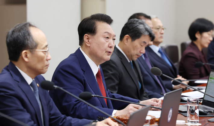 윤석열 대통령이 14일 서울 용산 대통령실 청사에서 열린 국무회의에서 발언하고 있다. 연합뉴스