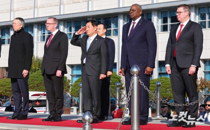 거수경례하는 신원식 국방부 장관