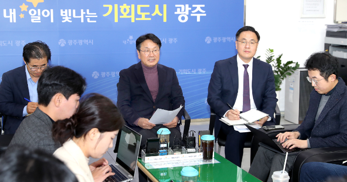 광주시 출입기자단과 차담회를 갖고 있는 강기정 광주시장. 광주광역시청 제공