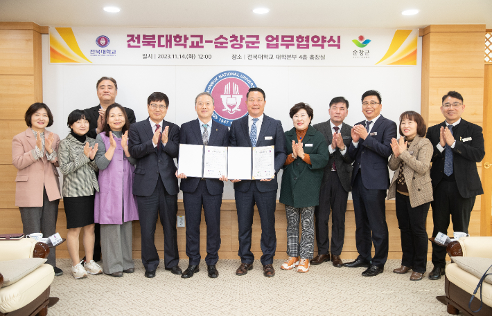 글로컬대학30 사업에 선정된 전북대학교는 14일 순창군과 성공적인 사업 수행을 위해 손을 맞잡았다. 전북대 제공