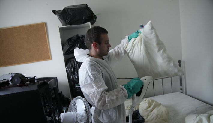 지난달 프랑스의 아파트에서 해충 방제 작업이 진행 중인 모습. 연합뉴스