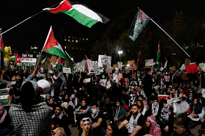 미국 워싱턴에서 이스라엘과 하마스 간의 분쟁이 계속되는 가운데 시위대가 백악관 앞에서 가자지구 팔레스타인인들을 지지하는 집회를 열고 있다. 연합뉴스