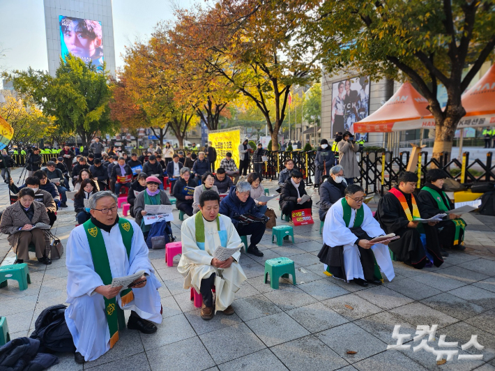 기독교시국행동이 14일 오후 서울 종로구 광화문 감리회본부 앞에서 윤석열 정권 퇴진을 촉구하는 시국기도회를 가졌다.