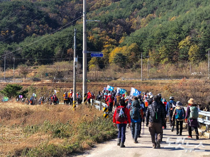 14일 오후 DMZ 자유평화대장정 대원들이 소똥령마을로 향하고 있다. 류효림 인턴기자