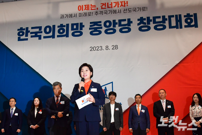 28일 서울 여의도 국회 의원회관에서 열린 한국의희망 중앙당 창당대회에서 양향자 공동대표가 당 지도부를 소개하고 있다. 윤창원 기자