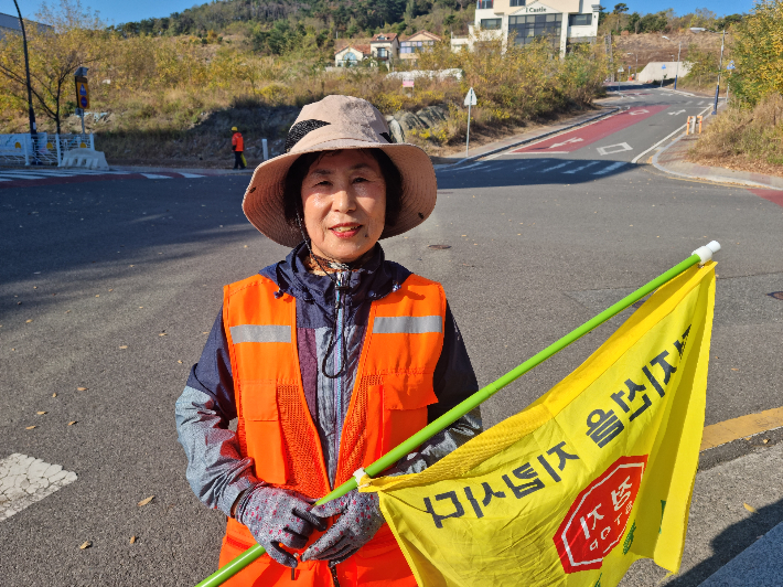 4년째 북구시니어클럽 일자리사업으로 아이들의 등굣길 교통안전을 책임지고 있는 강찬순(72) 할머니. 북구청 제공