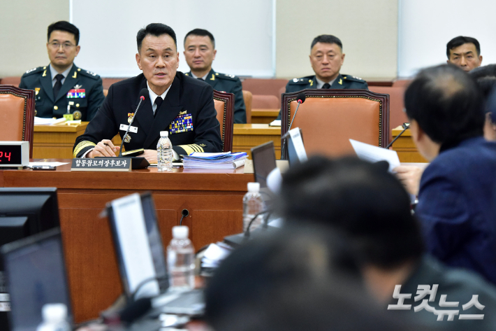 김명수 합동참모본부 의장(합참의장) 후보자가 15일 서울 여의도 국회 국방위원회에서 열린 인사청문회에서 의원 질의에 답변을 하고 있다. 윤창원 기자