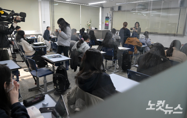 2024학년도 대학수능을 하루 앞둔 15일 서울 은광여고에서 수험생들이 수험표를 배부받고 있다. 사진공동취재단