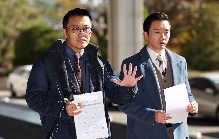 지난 대선에서 국민의힘 후보였던 윤석열 대통령의 '부산저축은행 수사 무마 의혹'과 관련한 허위 사실을 보도한 혐의를 받는 인터넷 매체 리포액트 허재현 기자(왼쪽)가 13일 서초구 서울중앙지검 앞에서 검사수사심의위원회 소집 신청서 제출에 앞서 취재진 질문에 답하고 있다. 연합뉴스