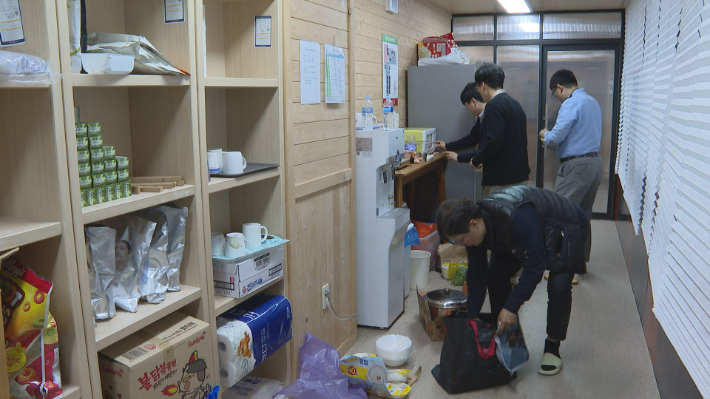 마약중독청소년 돌봄 사역팀이 경기도 마약중독치유재활센터에서 점심을 준비하고 있는 모습