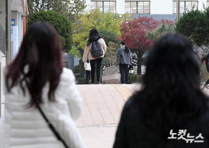 딸 뒷모습 바라보는 엄마