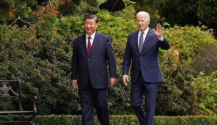 정상회담장에서 나란히 걷는 조 바이든 미국 대통령·시진핑 중국 국가주석. 연합뉴스 