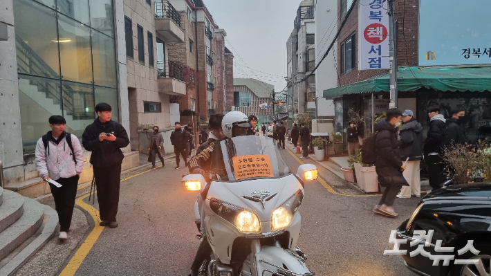 16일 오전 서울 종로구 경복고등학교 정문 앞으로 수험생을 태운 경찰 특별후송 차량이 도착했다. 양형욱 기자