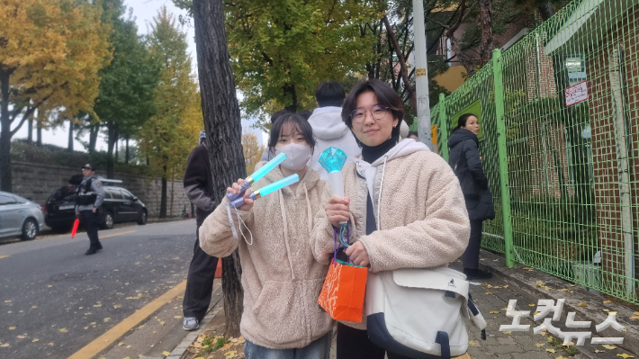 재수생 친구들을 응원하러 고사장을 찾은 대학생 문정림(19)씨와 송다은(19)씨. 민소운 기자