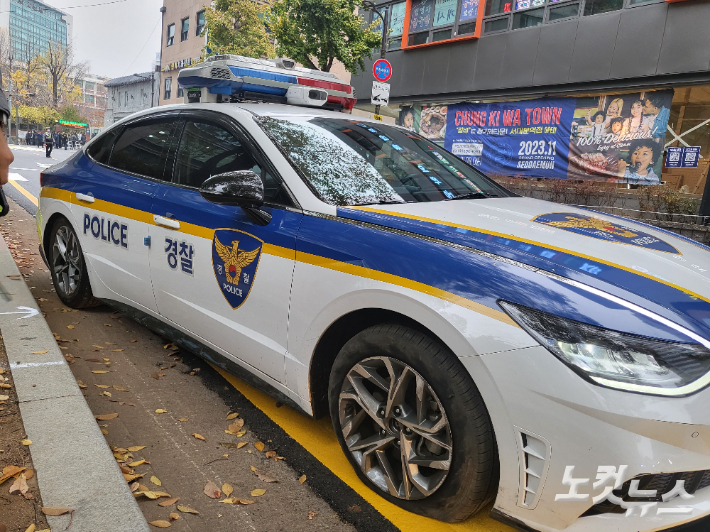16일 오전 서울 중구 이화여자고등학교 정문 앞에서 멈춰버린 경찰 수험생 후송차량. 경찰차 오른쪽 앞바퀴에서 바람이 빠지고 있다. 박희영 기자