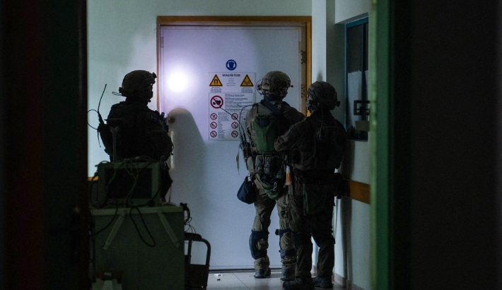 이스라엘군이 15일(현지시간) 알시파 병원 내부에서 작전을 수행하는 모습이라고 공개한 사진. 연합뉴스