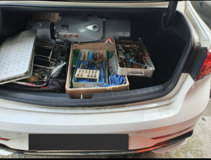 차량 트렁크에 보관한 수술도구. 서울광역수사단 제공