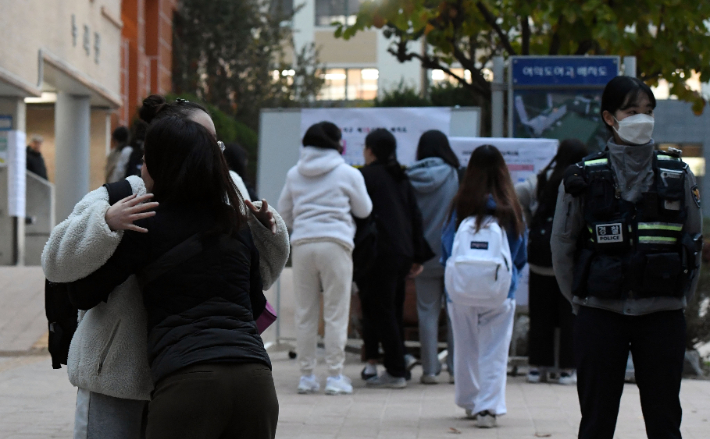 2024학년도 대학수학능력시험일인 16일 오전 서울 영등포구 여의도여고에서 수험생과 학부모가 인사를 나누고 있다. 황진환 기자