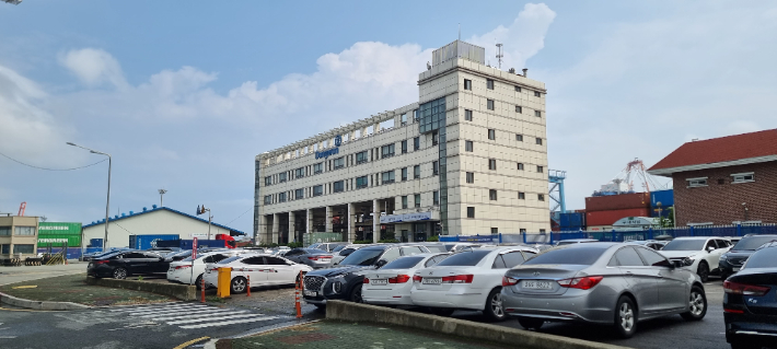 증축대상 사업부지인 복합건물과 주차장 일대 모습. 부산항만공사 제공 