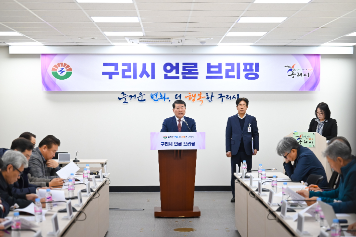 백경현 구리시장이 16일 시청 상황실에서 국토교통부가 발표한 신규 택지 조성 계획의 의미와 기대 등을 브리핑했다. 구리시 제공